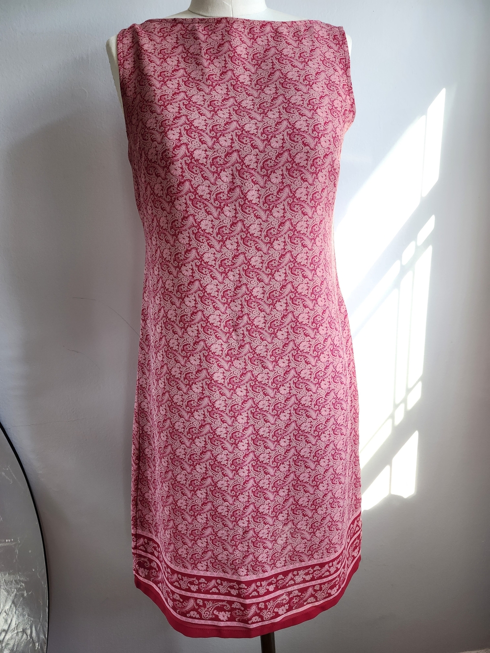 Old Navy Sleeveless Pink Paisley Shift Dress with Border Hem Lined 2